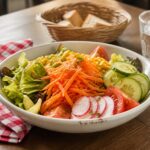 Salade de crudités servie au restaurant