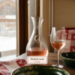Pichet de vin rosé 1/2 présenté au restaurant Au P'tit Chênex