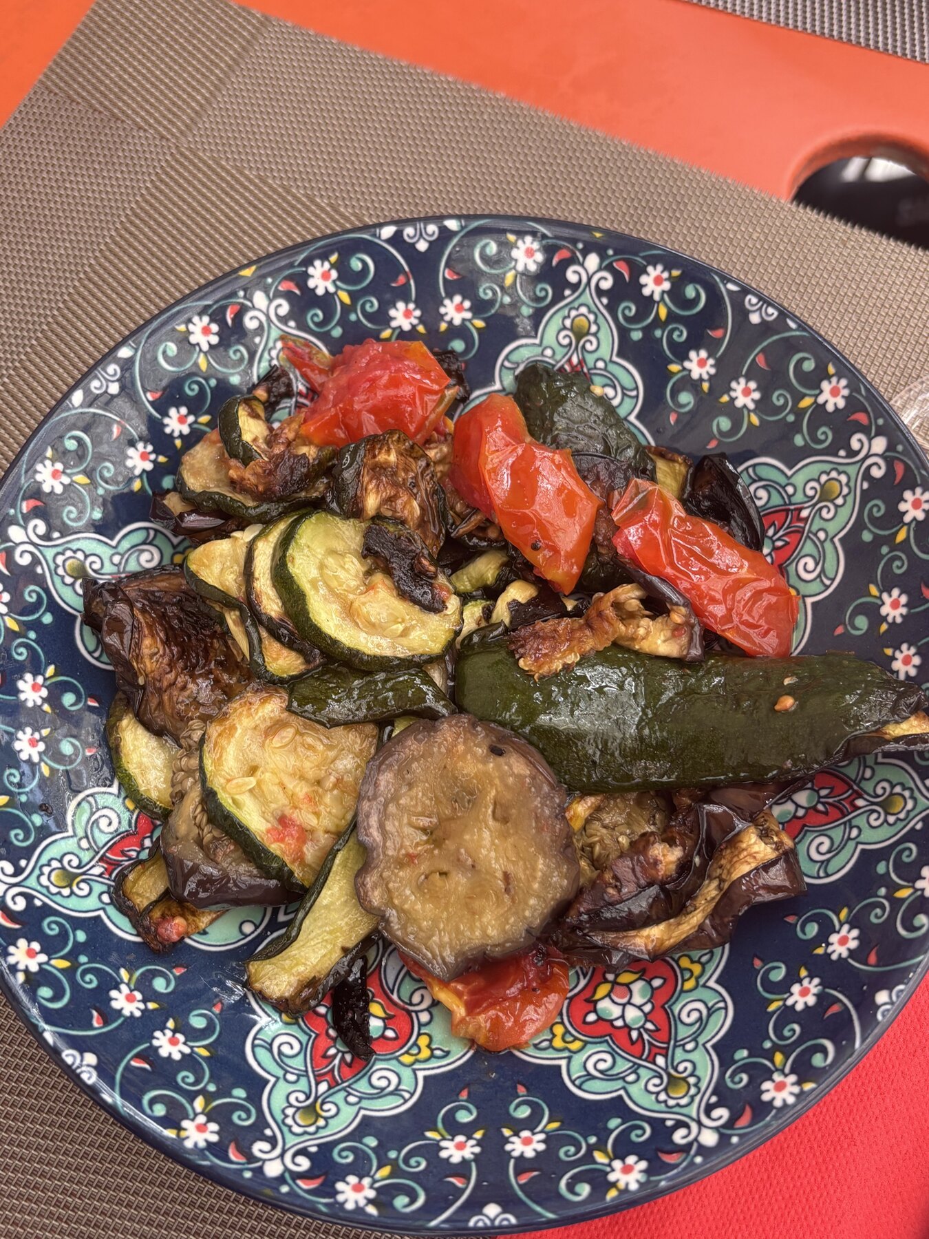 Légumes grillés maison dans une assiette colorée au restaurant Au P'tit Chênex