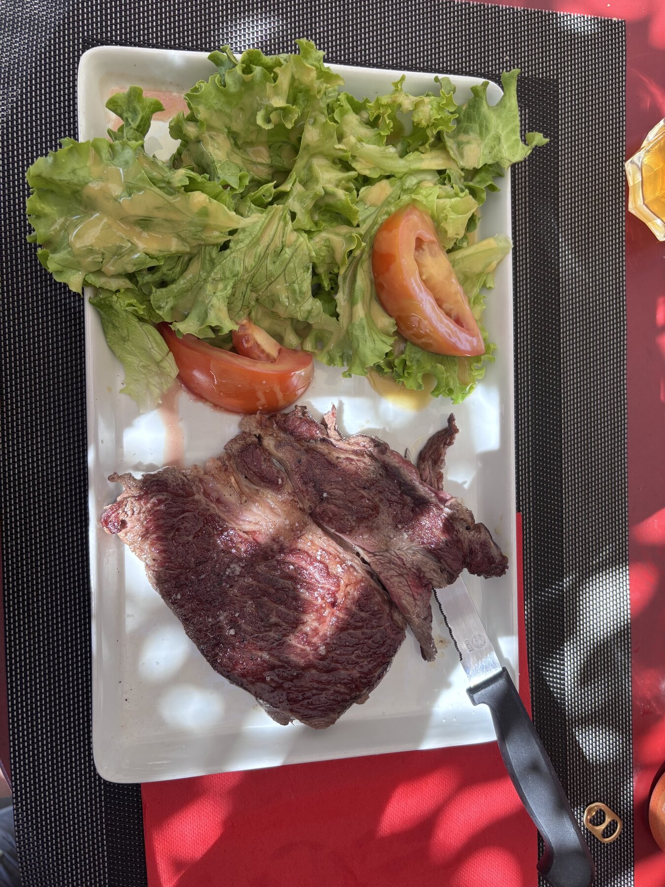 Pièce de boeuf grillée avec salade servie au restaurant Au P'tit Chênex à Chênex