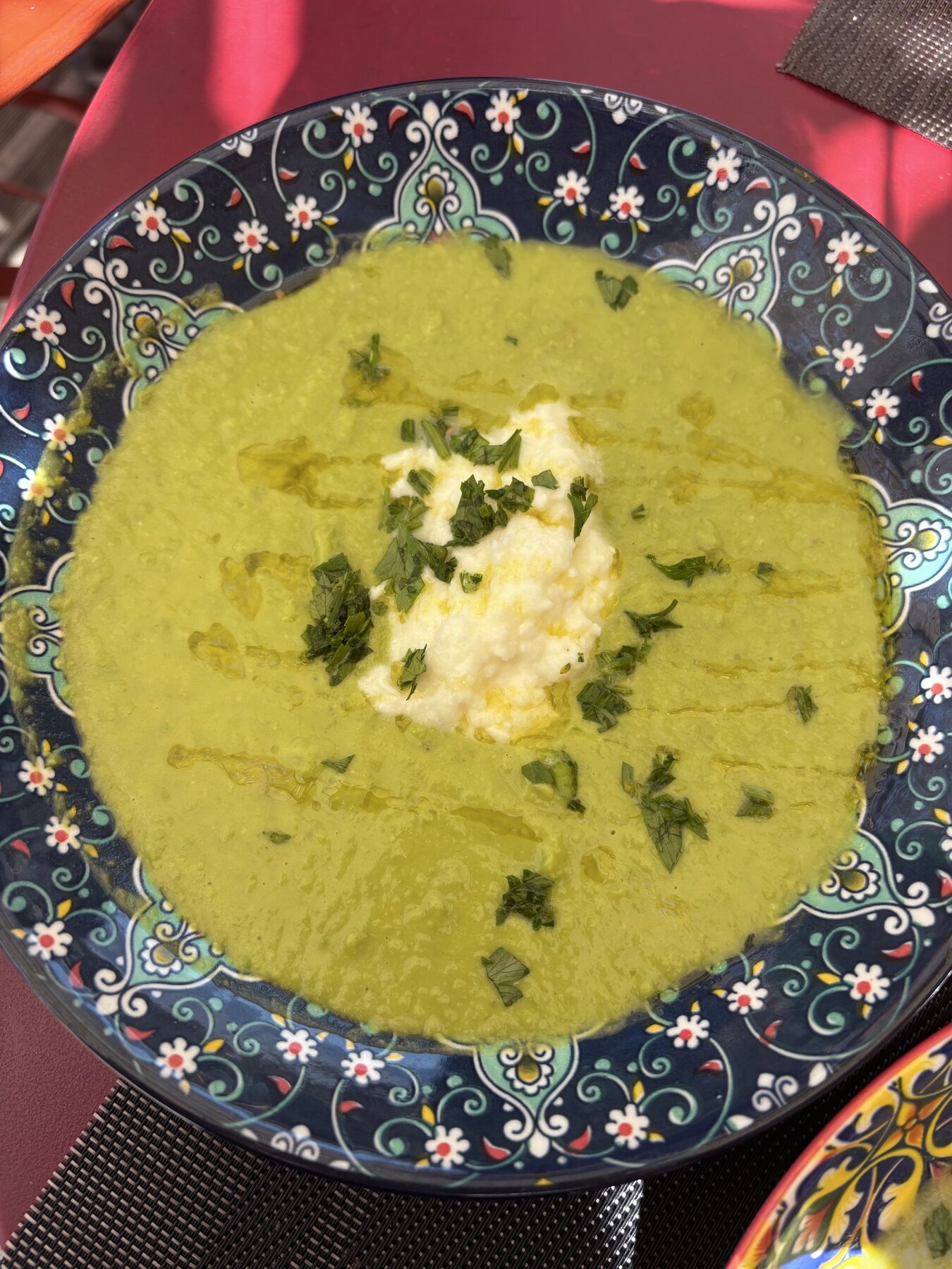 Velouté maison aux légumes dans une assiette colorée au restaurant Au P'tit Chênex