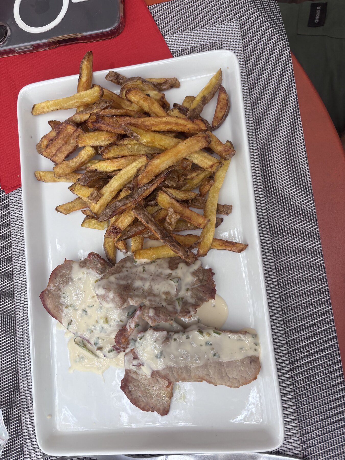 Assiette de viande avec sauce et frites maison au restaurant Au P'tit Chênex